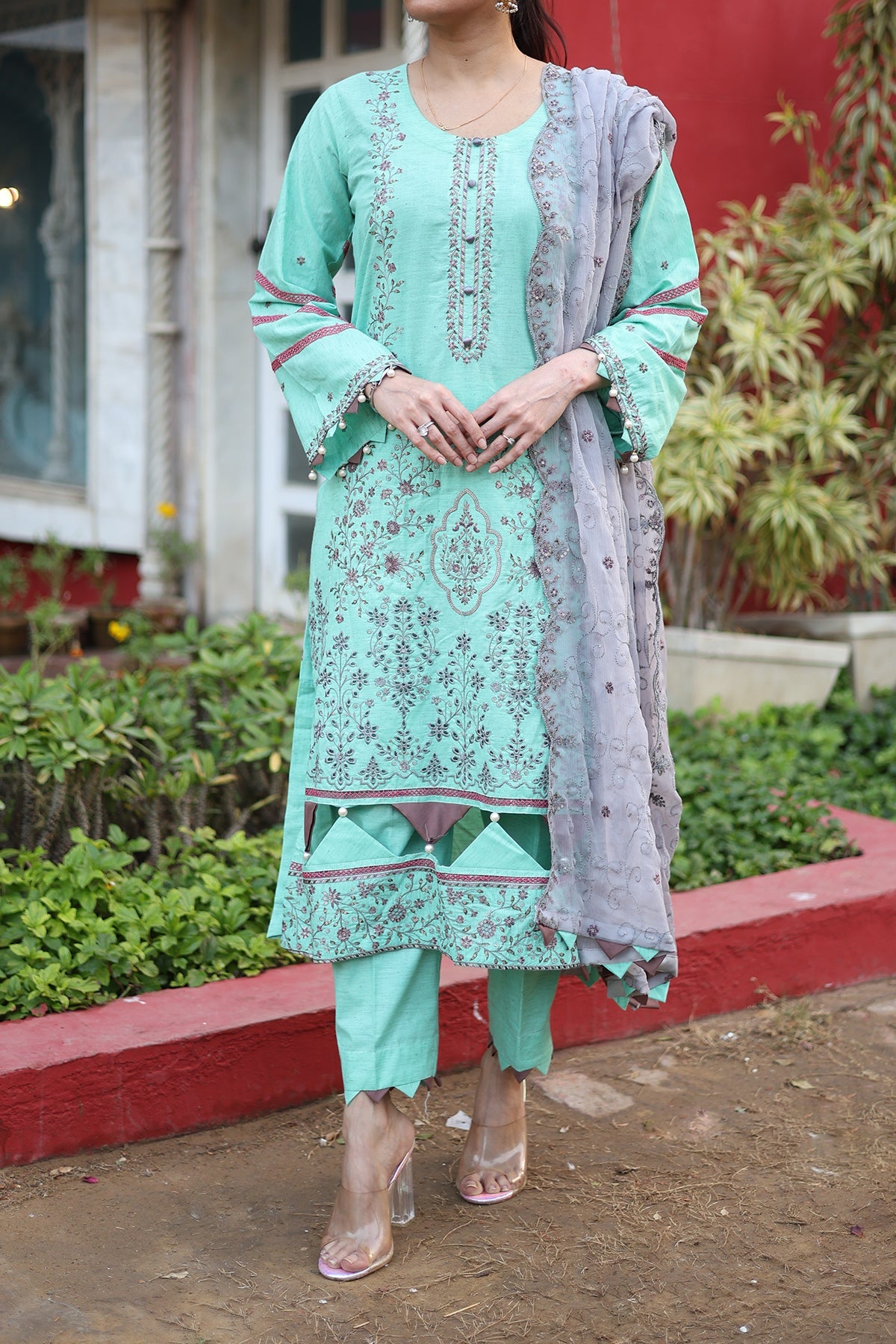 Izhaar Emb Luxury Lawn`24 D#8