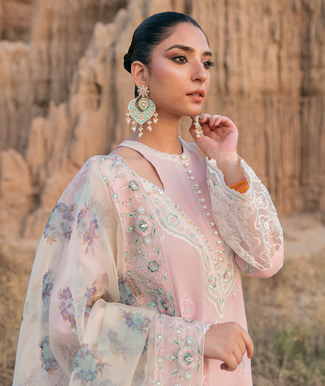 Pariwash By Maria Osama Khan`22 D#10 NOORI