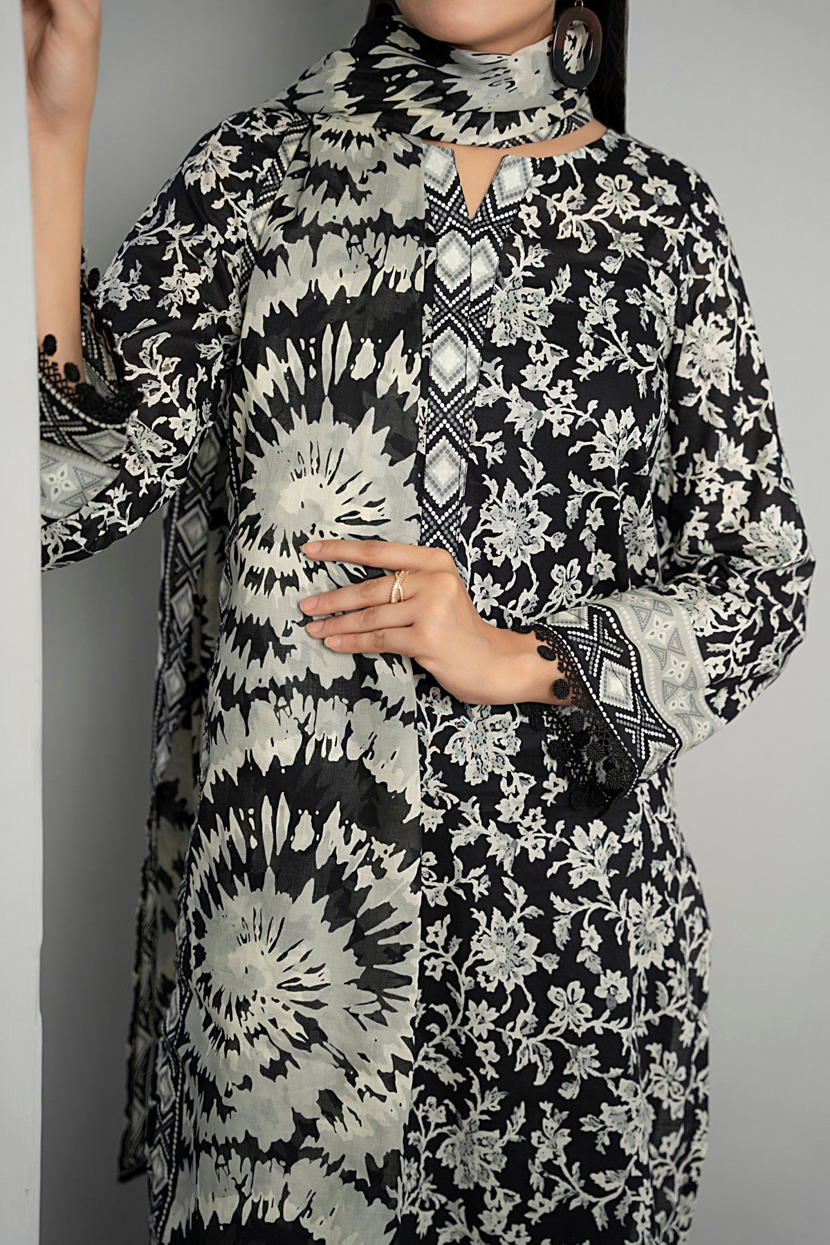 VS Sufinaz Print Lawn'24 D#511 (Black)