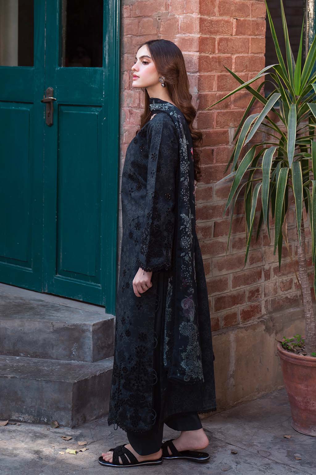 Neeshay Emb Lawn'25 (OBSIDIAN)