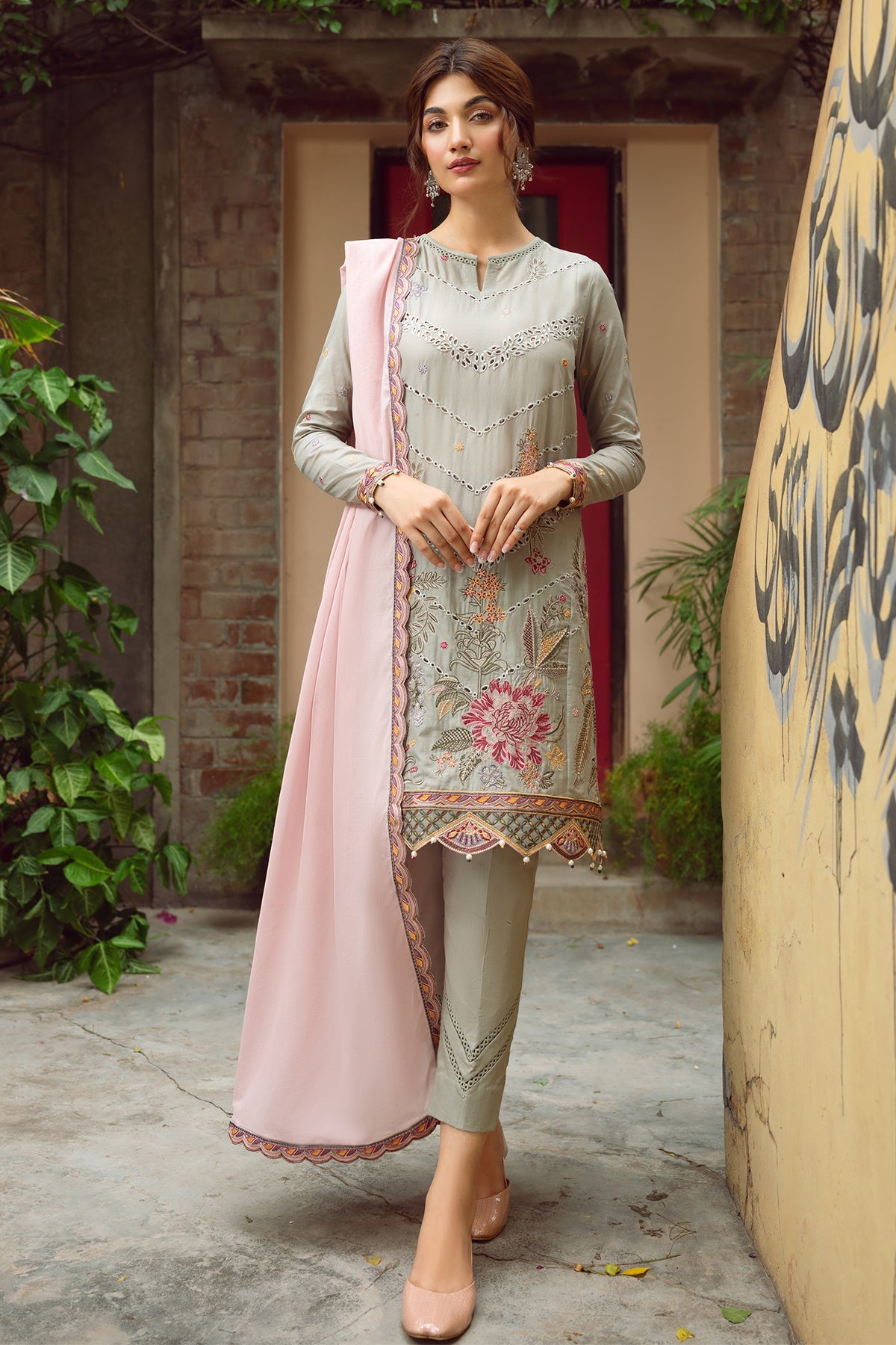 Jazmin Iris Lawn SS`23 D#09 (SHORE SAND)