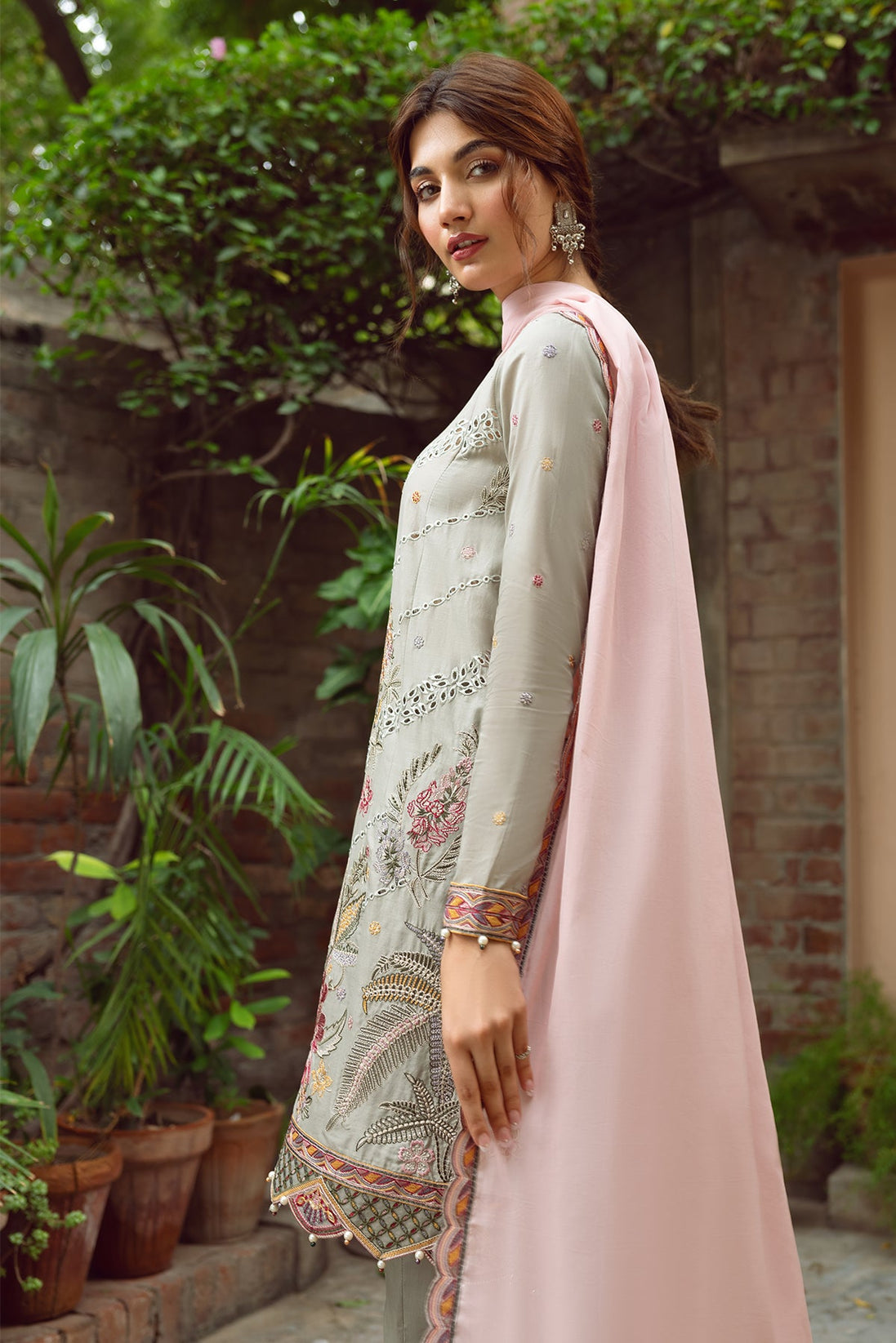 Jazmin Iris Lawn SS`23 D#09 (SHORE SAND)