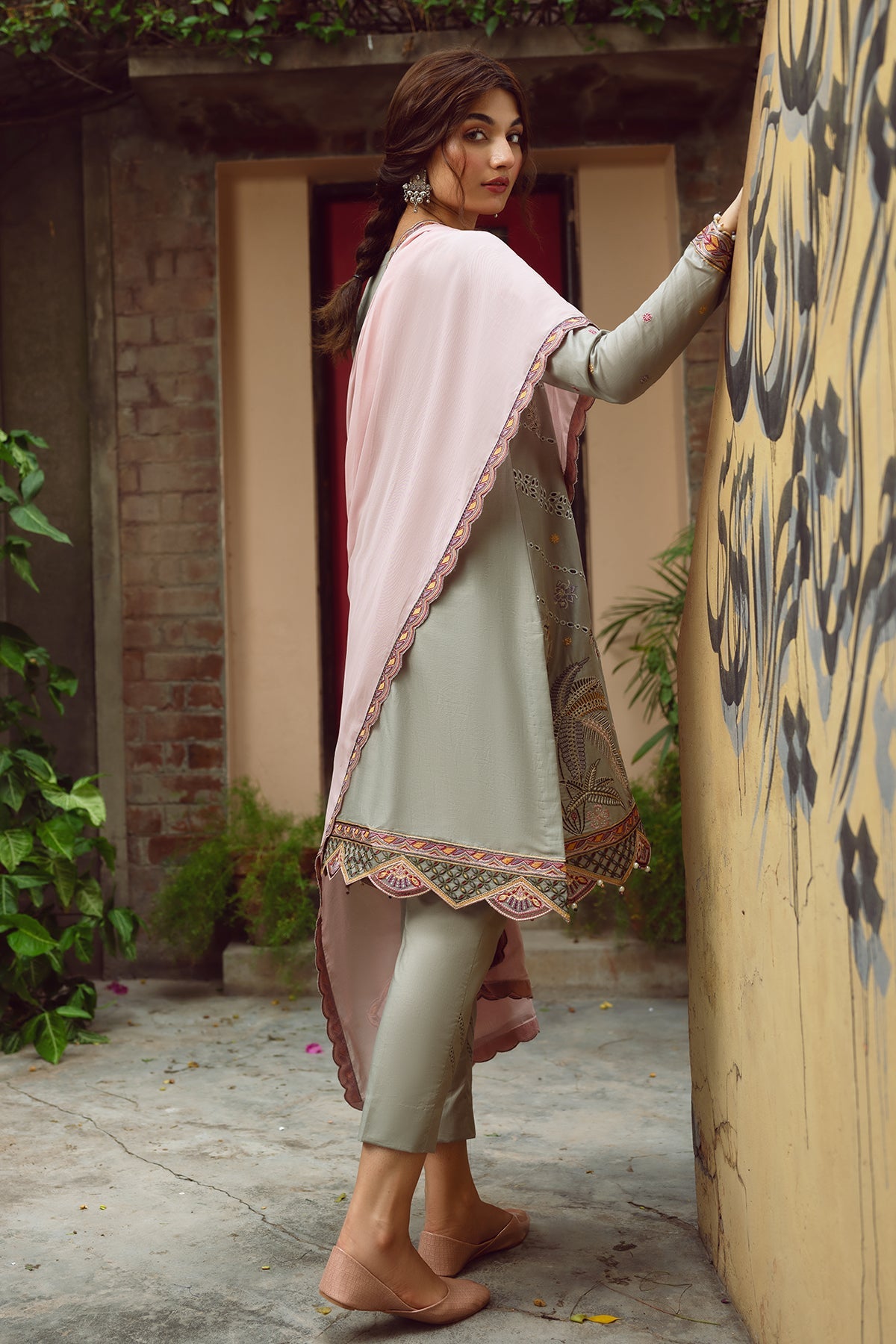 Jazmin Iris Lawn SS`23 D#09 (SHORE SAND)