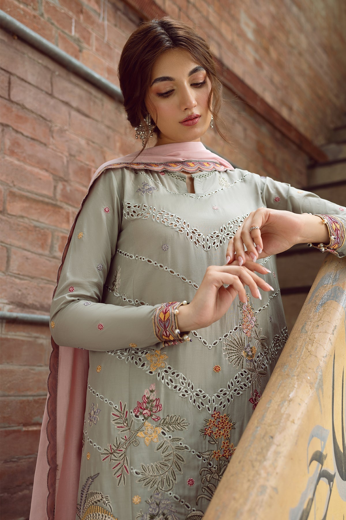 Jazmin Iris Lawn SS`23 D#09 (SHORE SAND)