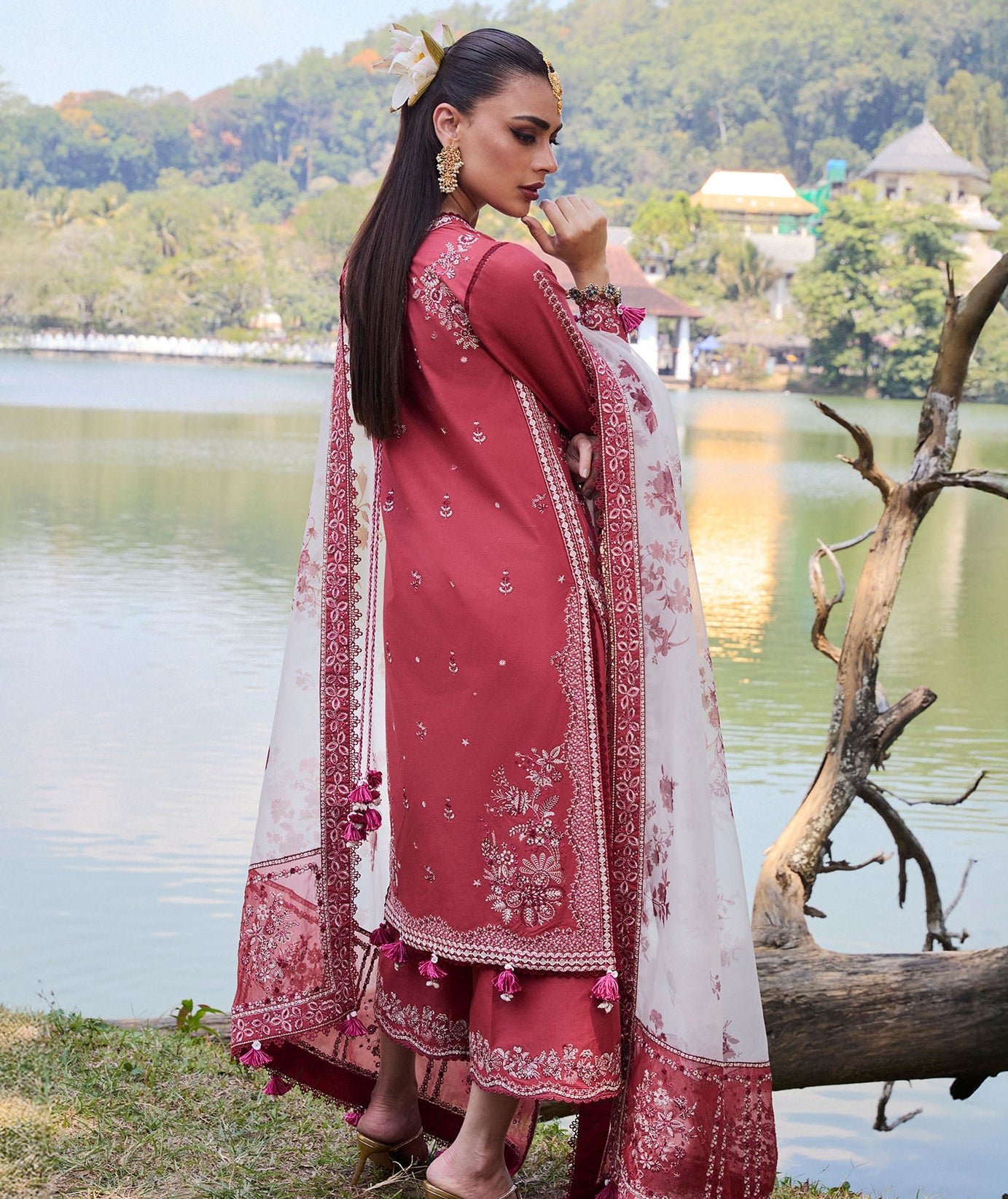 Hussain Rehar Luxury Lawn`25 (Flare)