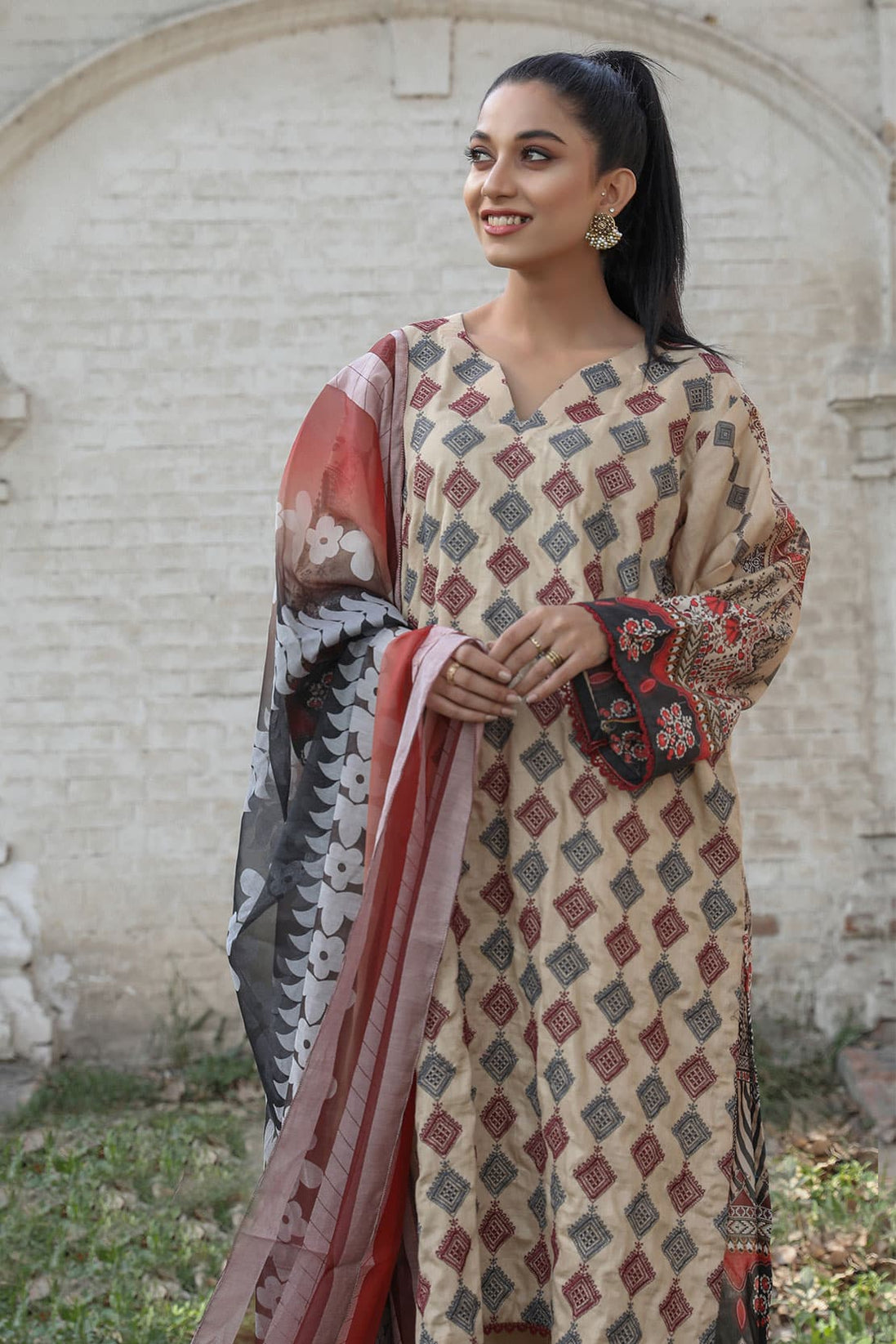 Inaayat Emb Lawn'22 D#6703