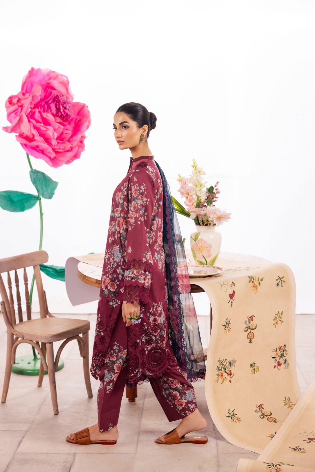Iznik Dahlia Emb Lawn`24 DL#11