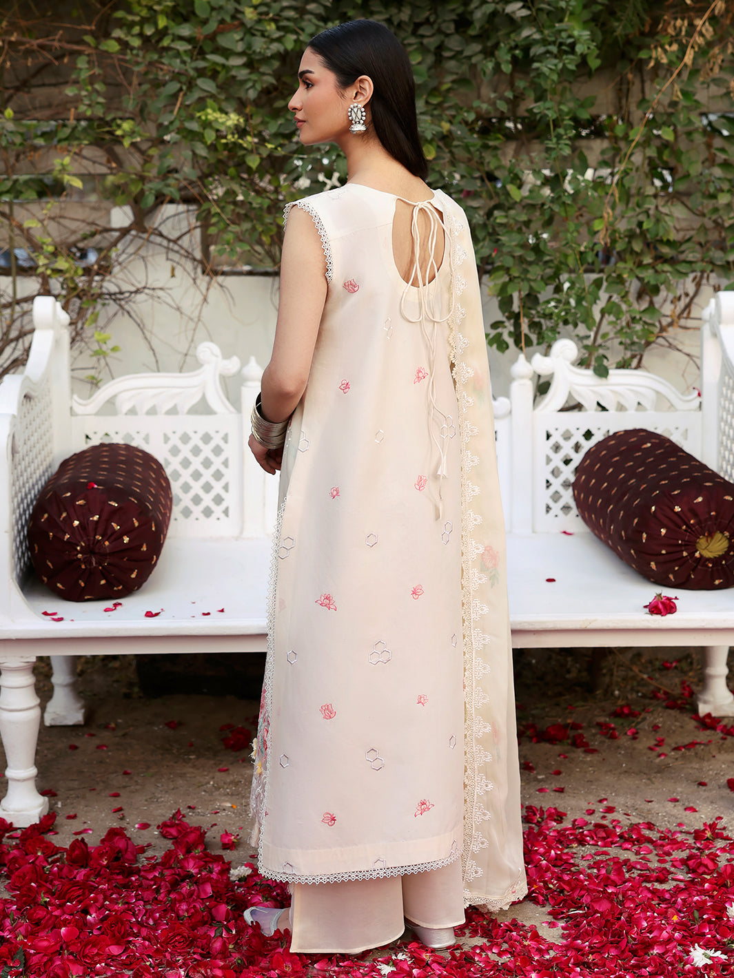 Mahnur Aangan Emb Lawn`25 D#10 MEHENUR
