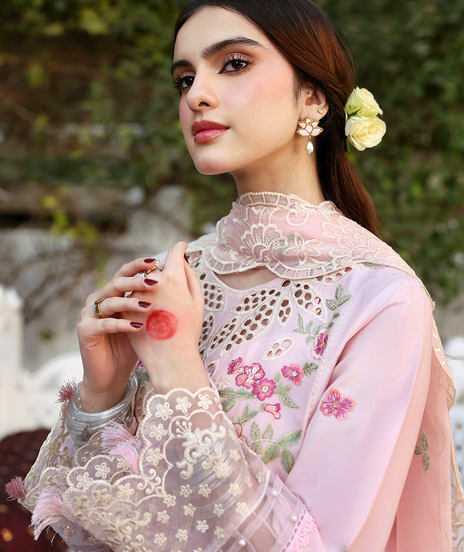 Mahnur Aangan Emb Lawn`25 D#09 MEHARMA