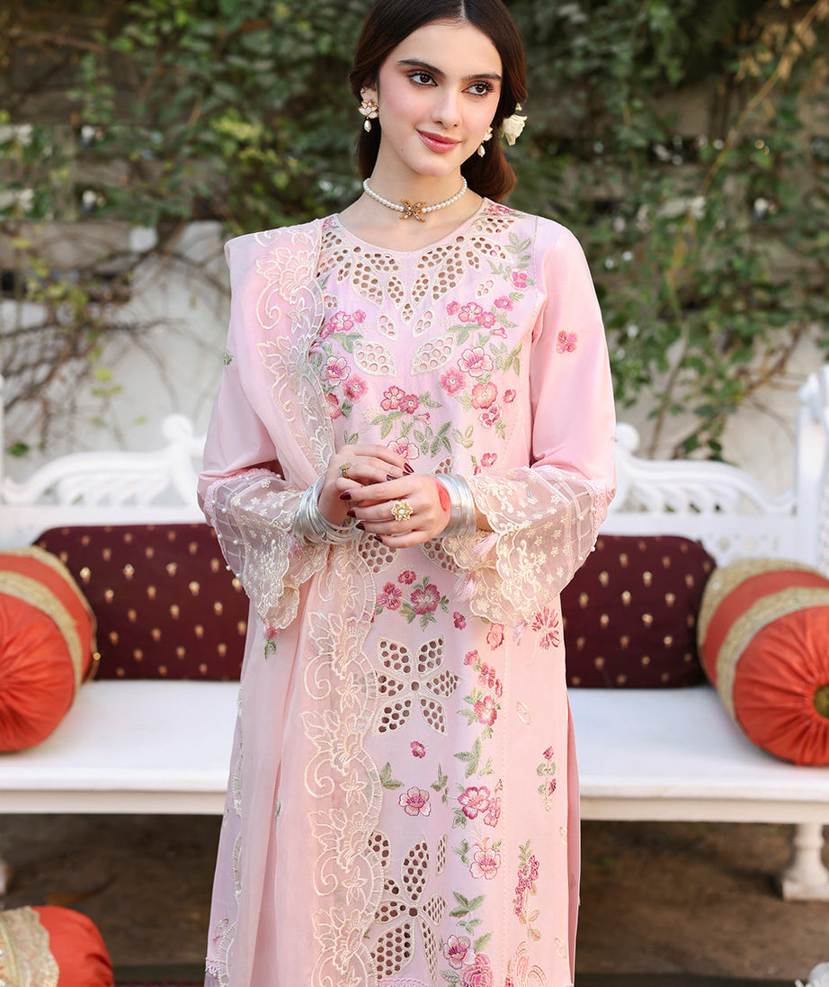 Mahnur Aangan Emb Lawn`25 D#09 MEHARMA