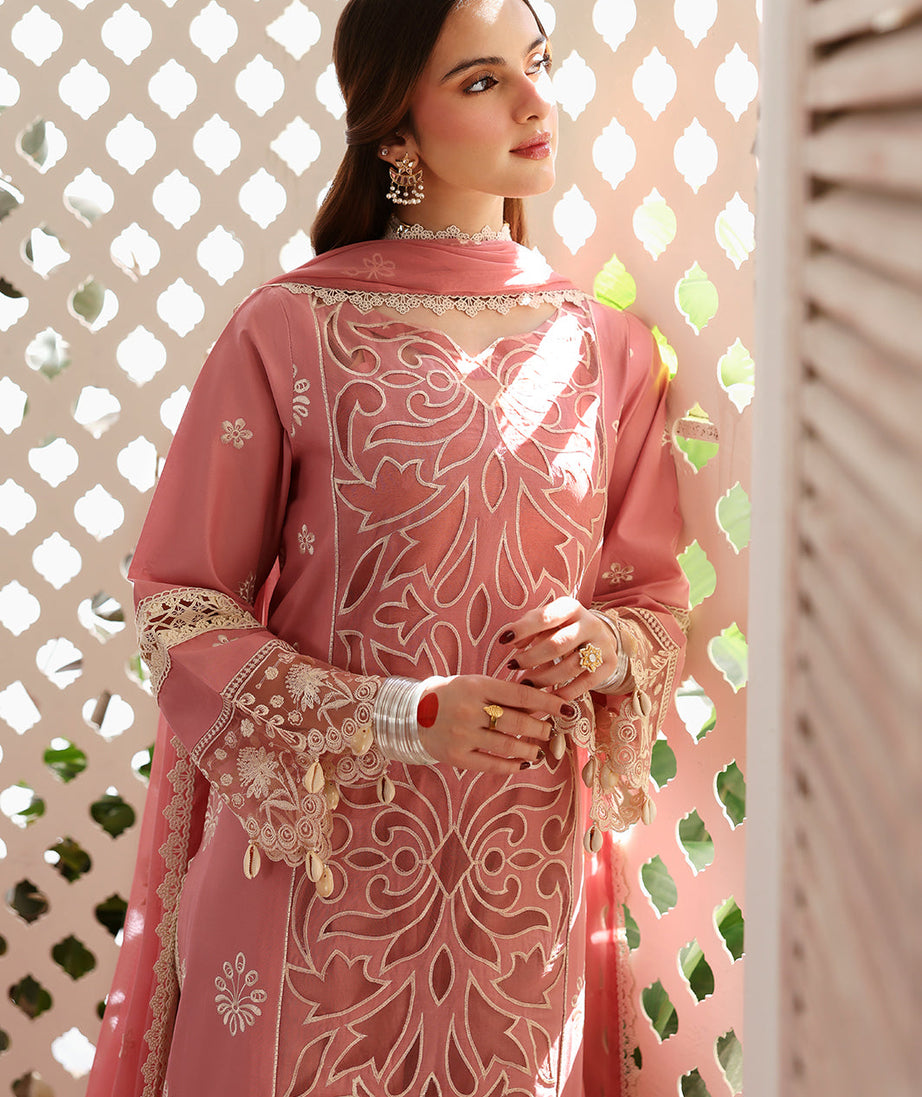 Mahnur Aangan Emb Lawn`25 D#04 NOORBANO