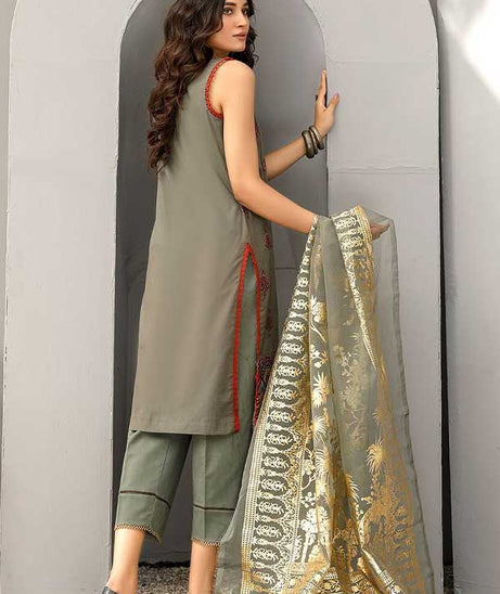 Sanam Saeed Chamak Lawn'23 D#07