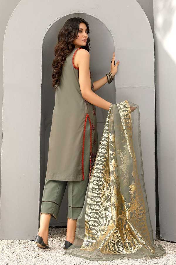 Sanam Saeed Chamak Lawn'23 D#07