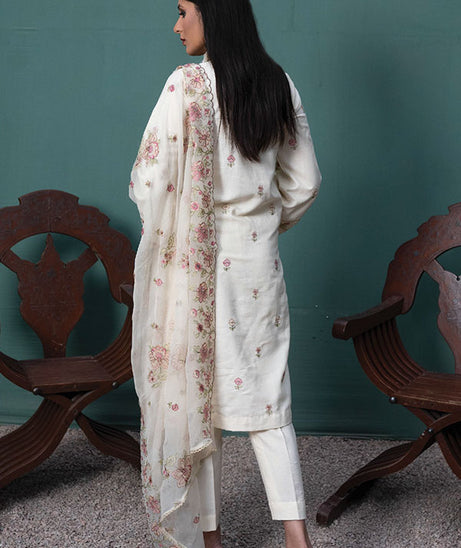 Sanam Saeed Karandi Lawn`23 D#09