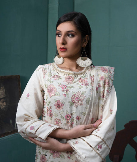 Sanam Saeed Karandi Lawn`23 D#09