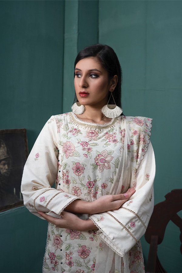 Sanam Saeed Karandi Lawn`23 D#09