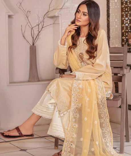 Sanam Saeed Zarish Lawn'23 D#10