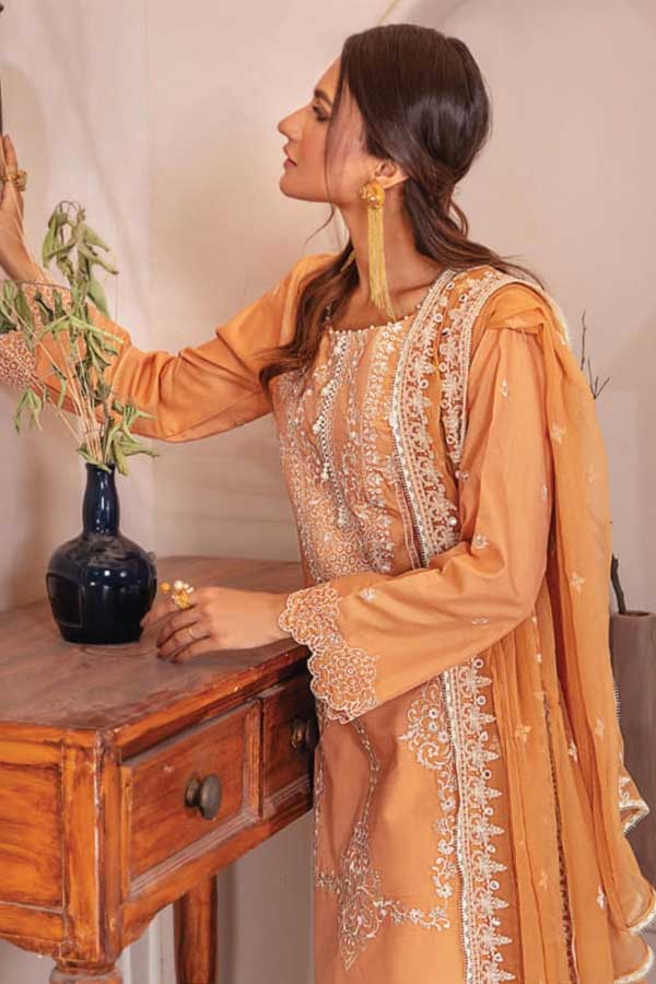Sanam Saeed Zarish Lawn'23 D#02