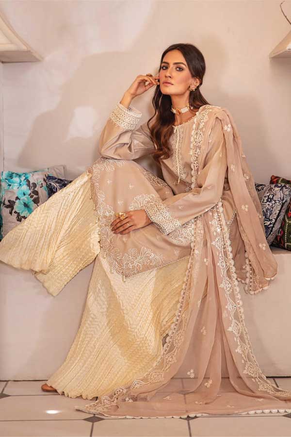 Sanam Saeed Zarish Lawn'23 D#04