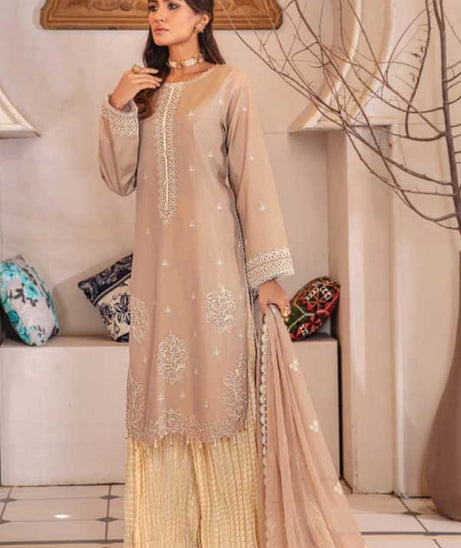Sanam Saeed Zarish Lawn'23 D#04