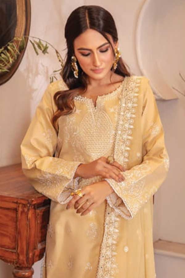 Sanam Saeed Zarish Lawn'23 D#07