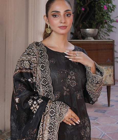 Shaista Amber Emb Lawn'26 D#17