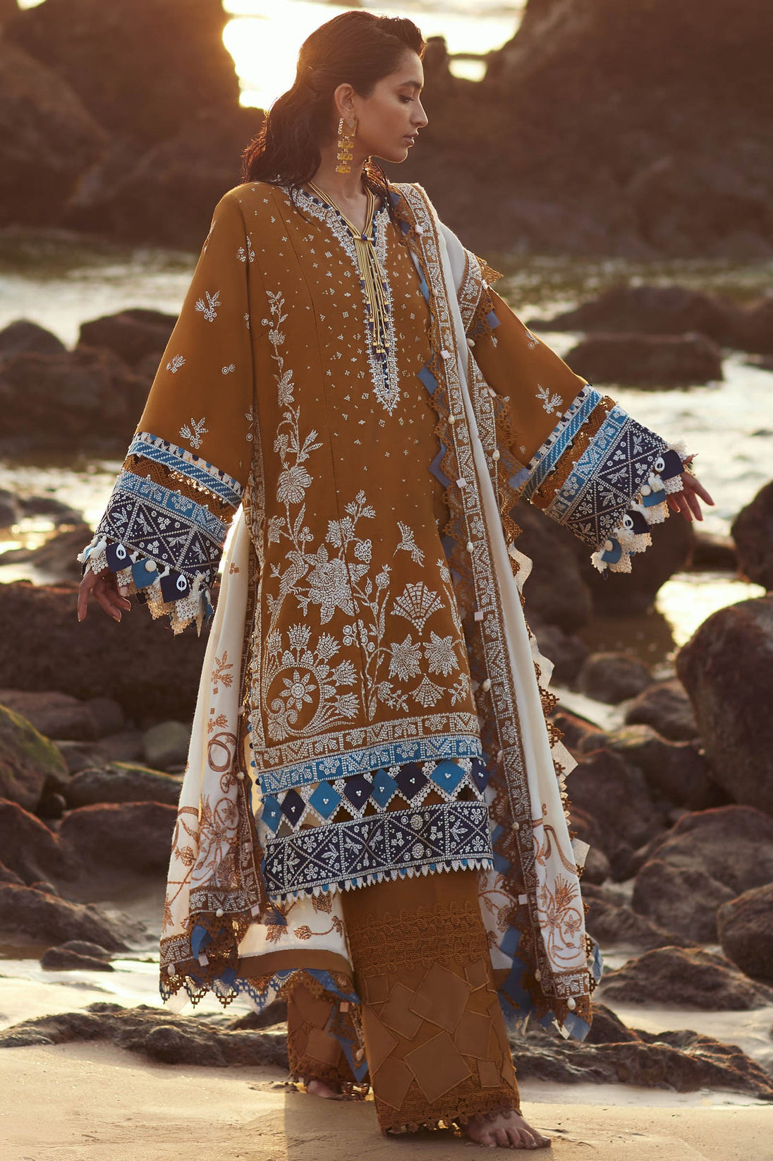 Elan Winter Unstitched Collection'23 D# 04 (MIRZETA)
