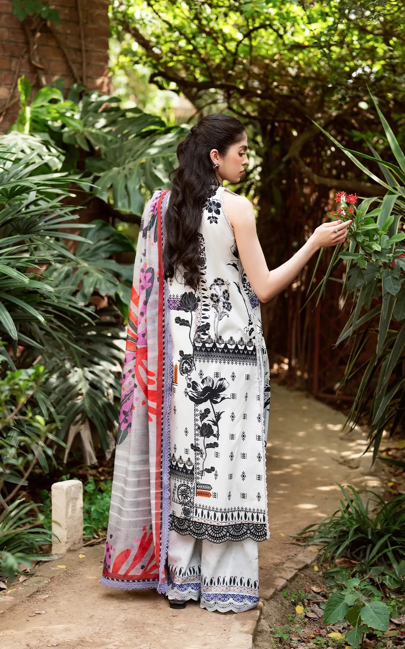 Asifa Nabeel Yakin`25 Wildflower Veil (09)