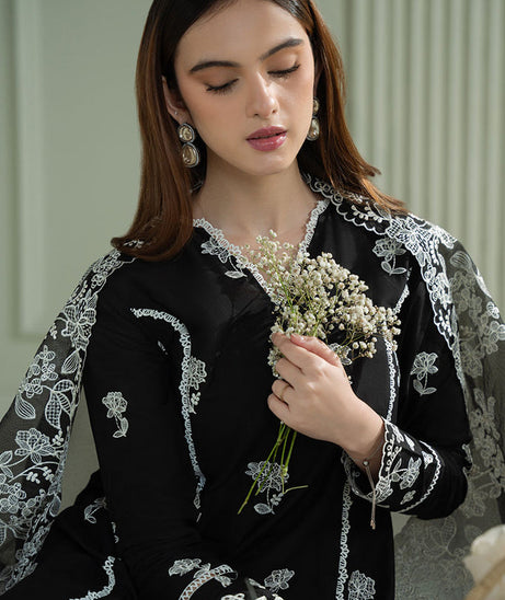 Cross Stitch Emb Lawn`25 D#06