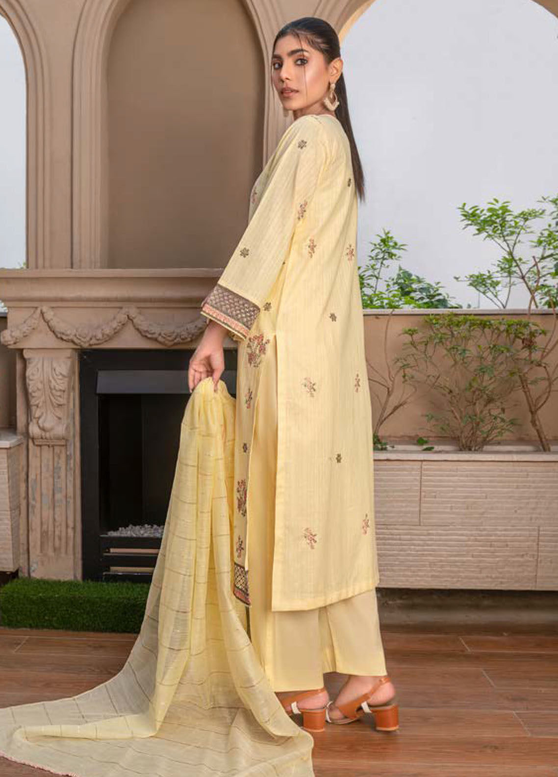 Noor Jahan R/Qamar Emb Lawn'24 (Mango)