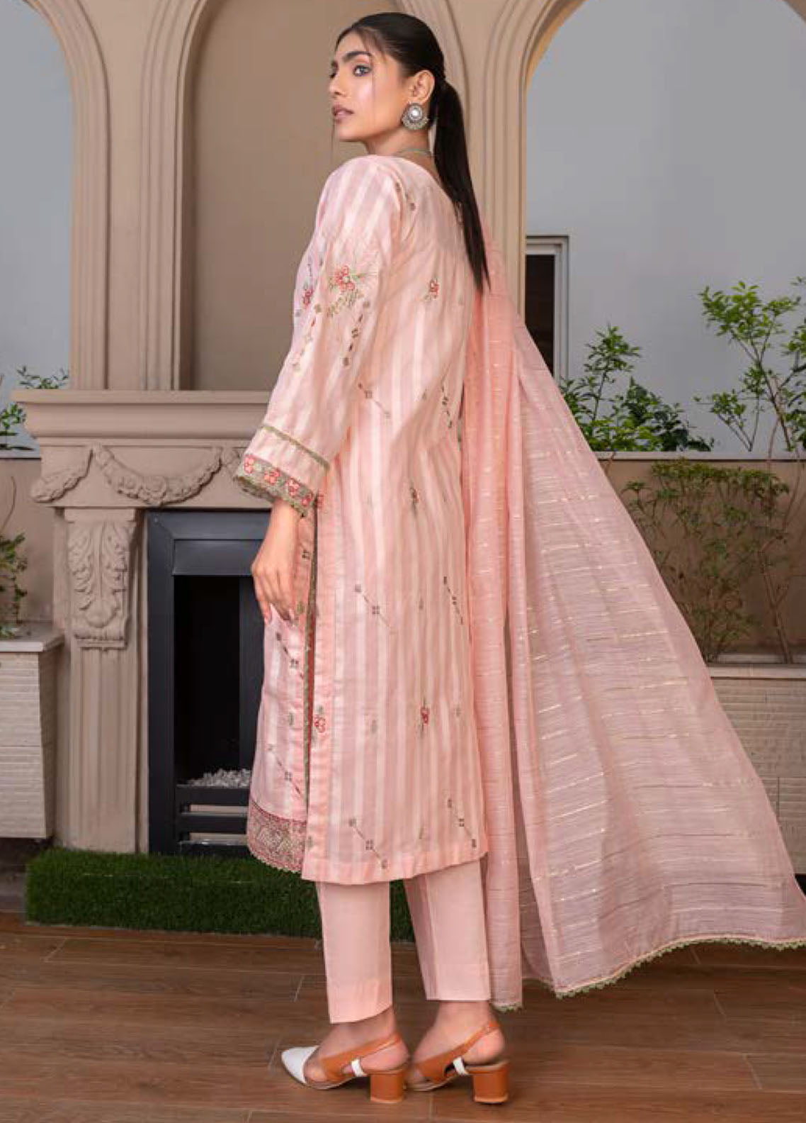 Noor Jahan R/Qamar Emb Lawn'24 (L Pink)
